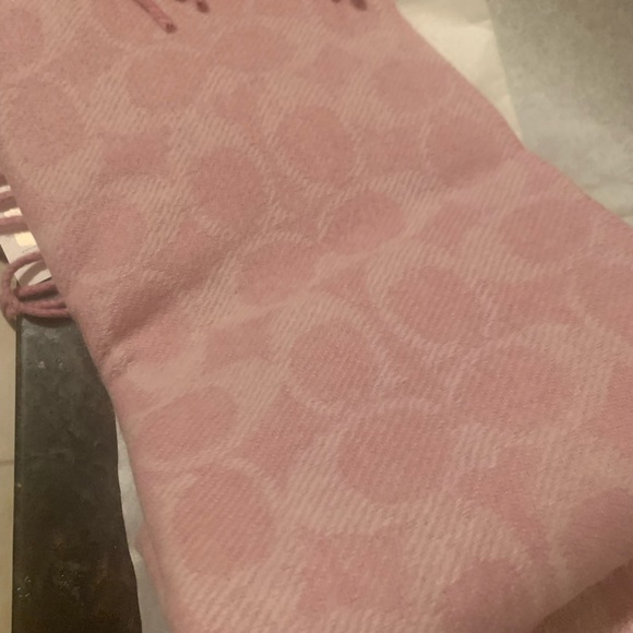 Cashmere Coach Pink Scarf - never worn with tags 100% authentic cashmere - Picture 4 of 5